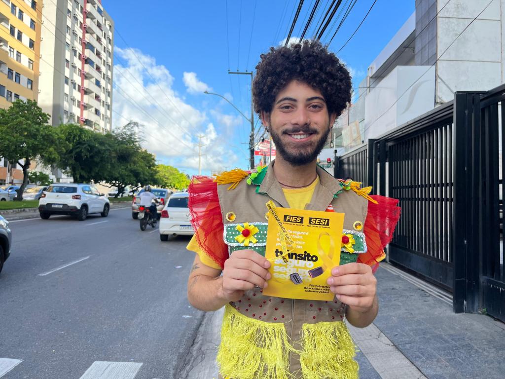 Maio Amarelo: ação educativa da SMTT orienta sobre o uso correto da faixa de pedestres - SMTT Aracaju